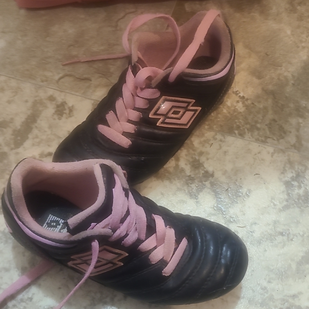 Umbro Kids Sneakers in Black and Pink